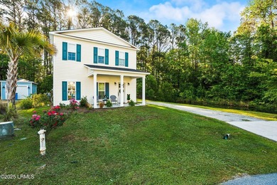 Built in 2021 by renowned local builder Allen Patterson, this - photo 1