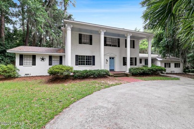 Nestled on 1.48 private acres in the exclusive waterfront - photo 3