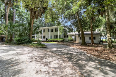 Nestled on 1.48 private acres in the exclusive waterfront - photo 4