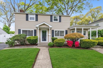 Warm and inviting Colonial offering oversized rooms, 3 bedrooms - photo 1