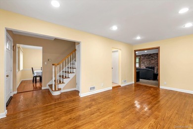 Warm and inviting Colonial offering oversized rooms, 3 bedrooms - photo 2