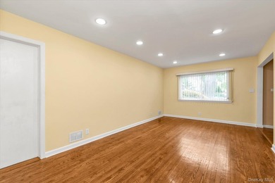 Warm and inviting Colonial offering oversized rooms, 3 bedrooms - photo 4
