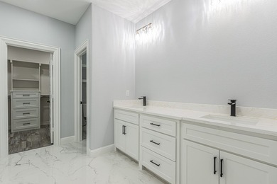 Welcome to your custom built retreat in the heart of Runaway Bay - photo 20