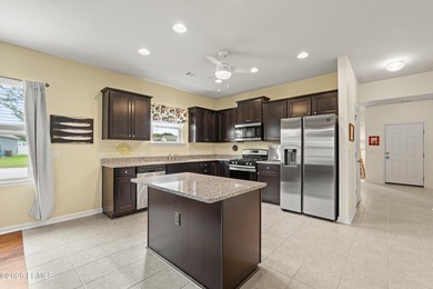 Fantastic, well-kept home on a desirable corner lot! Spacious - photo 6