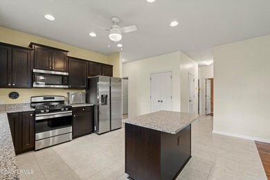Fantastic, well-kept home on a desirable corner lot! Spacious - photo 7