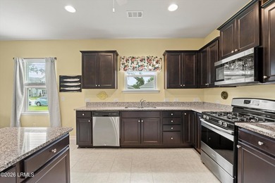 Fantastic, well-kept home on a desirable corner lot! Spacious - photo 9