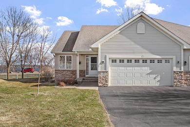 Convenient one level living Buffalo end unit townhouse in quiet - photo 2