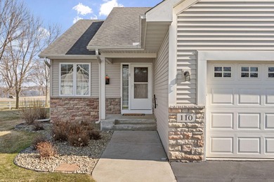Convenient one level living Buffalo end unit townhouse in quiet - photo 3