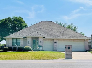 WELL MAINTAINED GOLF COURSE HOME near clubhouse in Pecan - Lake Home For Sale in Granbury, Texas