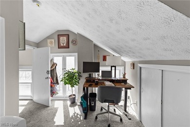 Fantastic investment or owner-occupant opportunity! This fully - photo 18