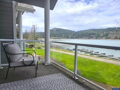 Rare opportunity! Stunning lakefront townhome in a secure gated - photo 18