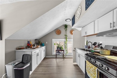 Fantastic investment or owner-occupant opportunity! This fully - photo 22