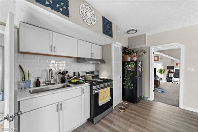 Fantastic investment or owner-occupant opportunity! This fully - photo 24