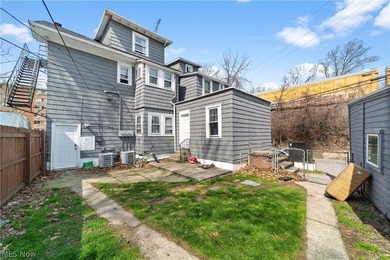 Fantastic investment or owner-occupant opportunity! This fully - photo 29