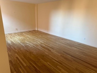 Bright and well maintained 1-bed apartment (800 sq.ft.) in the