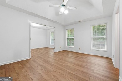 Beautifully Updated 4 bedroom, 3 Bath home with 2190 sq.ft. in a - photo 8