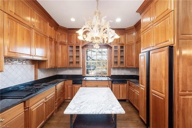 Classic Georgian-style, six bedroom brick estate set on a - photo 11