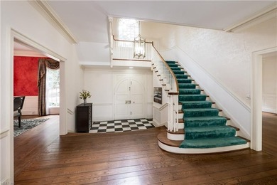Classic Georgian-style, six bedroom brick estate set on a - photo 19