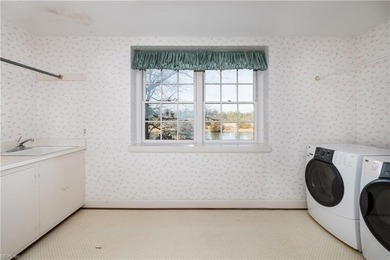 Classic Georgian-style, six bedroom brick estate set on a - photo 31