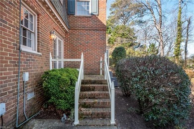 Classic Georgian-style, six bedroom brick estate set on a - photo 35