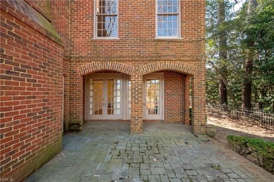 Classic Georgian-style, six bedroom brick estate set on a - photo 36