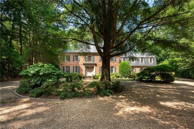 Classic Georgian-style, six bedroom brick estate set on a - photo 39