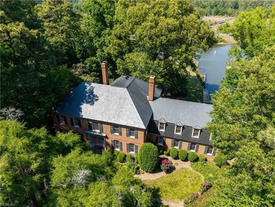 Classic Georgian-style, six bedroom brick estate set on a - photo 40
