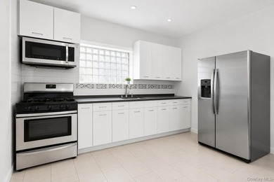 Welcome to this spacious and well-maintained 2-bedroom brick - photo 8
