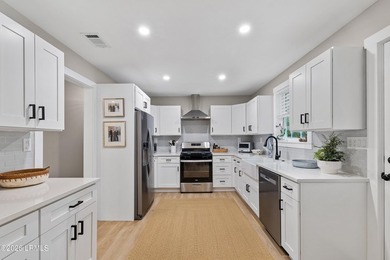 Completely renovated in 2024, this charming 3-bedroom, 2.5-bath - photo 10