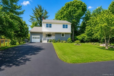 Welcome to this beautiful single-family Colonial home, perfectly - photo 2