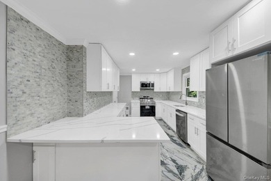 Welcome to this beautiful single-family Colonial home, perfectly - photo 4