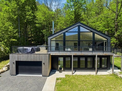 (private lake, pond, creek) Home For Sale in Sutton Quebec