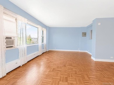 Welcome to 2 Fordham Hill Oval #5B. Move-In ready. As you enter - photo 4