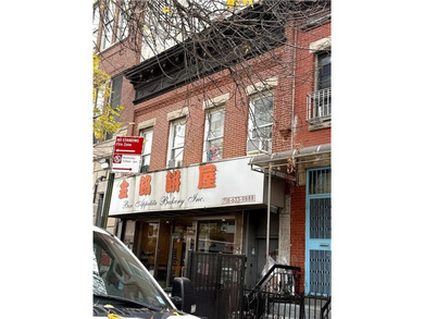 This is an investor's dream: a highly desirable mixed-use - photo 2