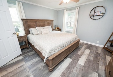Perfect location in the desired district 2 on Lake Bowen. This - photo 13