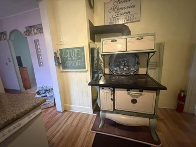 Welcome to this well maintained 3-bedroom, 1 3/4-bath home - photo 8