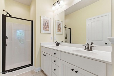 Beautiful Charleston-style home offering 3 bedrooms and 2.5 - photo 35