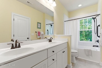 Beautiful Charleston-style home offering 3 bedrooms and 2.5 - photo 36