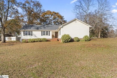 Offered by Diane Maxwell .... Great 3 bed 2 bath home on a - photo 1