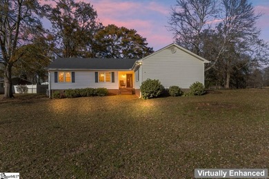 Offered by Diane Maxwell .... Great 3 bed 2 bath home on a - photo 2