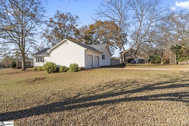 Offered by Diane Maxwell .... Great 3 bed 2 bath home on a - photo 3