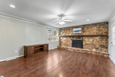 Offered by Diane Maxwell .... Great 3 bed 2 bath home on a - photo 8