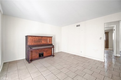 Welcome to this spacious 3-bedroom, 2-bathroom home offering - photo 12