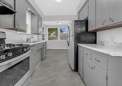 Beautiful large home located minutes away from Lake Phalen. This - photo 19