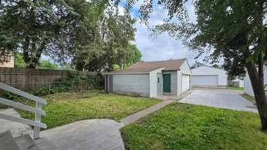 Beautiful large home located minutes away from Lake Phalen. This - photo 37
