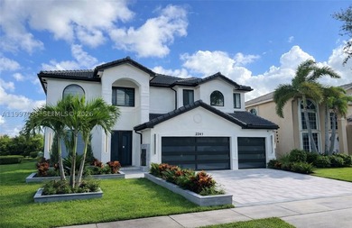 A statement in modern architecture, this stunning Miramar Estate - photo 1
