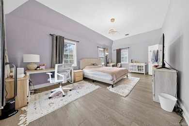 Elegant Colonial Home in the Heart of Roslyn's Prestigious North - photo 16