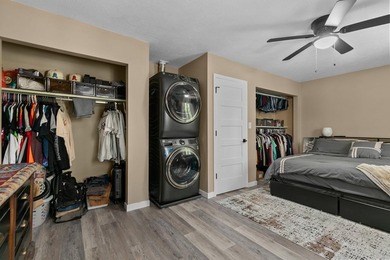 COMPLETELY RENOVATED and move-in ready! This stunning 3-bedroom - photo 17