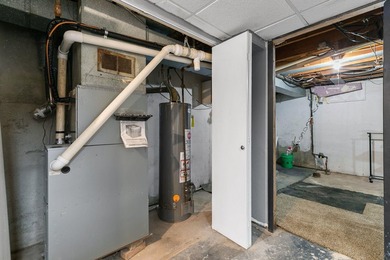 COMPLETELY RENOVATED and move-in ready! This stunning 3-bedroom - photo 24