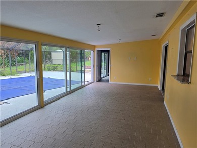 Spacious CBS construction home featuring 4 bedrooms, 4 bathrooms - photo 9